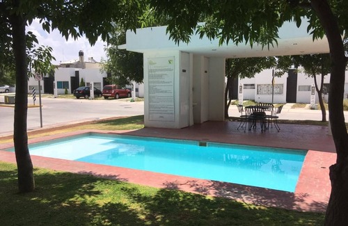 San Francisco de los Romo Casa | Hermosa casa completa en coto privado