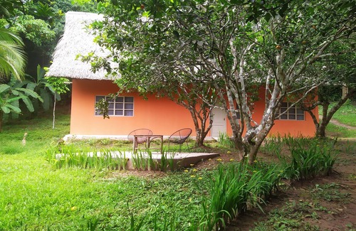 Sauce Casa | Hermosa casa de lujo en la selva, a orillas de la Laguna Azul.