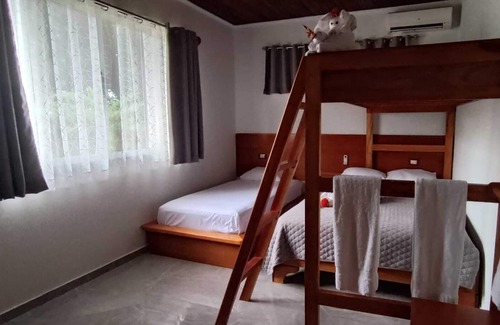 El Tanque Casa | Hermosa casa privada para 14 personas con piscina y hermosos jardines.