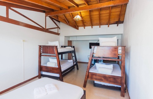 Guatape Hotel | Hermosa Habitación Básica Familiar En Guatape
