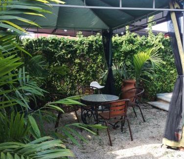 Merida Municipality Villa | hermosa residencia tres recamaras con aire acondicionado independientes con siete camas matrimoniales hamacas piscina bar terrazas árboles excelente ubicación totalmente bardeada internet y televisión en toda la casa