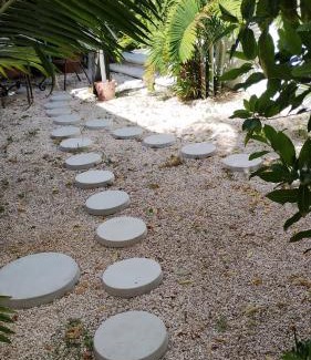 Merida Municipality Villa | hermosa residencia tres recamaras con aire acondicionado independientes con siete camas matrimoniales hamacas piscina bar terrazas árboles excelente ubicación totalmente bardeada internet y televisión en toda la casa