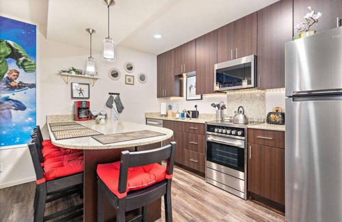 Prairie Village Apartamento | ✪Hero HQ✪KING BD✪No Stairs!✪Fast Wifi✪Dedicated Covered Parking✪