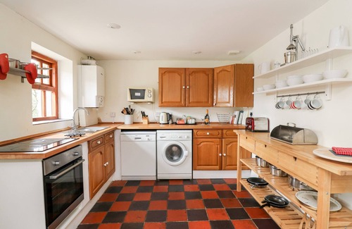 Llandeilo Cabaña | HERON HOUSE, pet friendly, character holiday cottage in Llandeilo