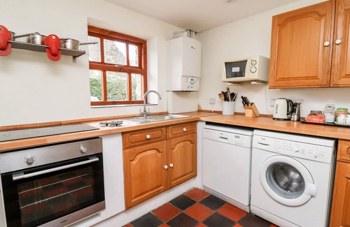 Llandeilo Cabaña | HERON HOUSE, pet friendly, character holiday cottage in Llandeilo