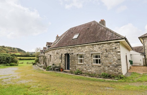 Llandeilo Cabaña | HERON HOUSE, pet friendly, character holiday cottage in Llandeilo