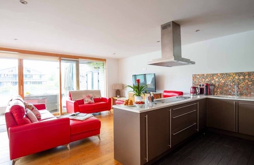 Ampney Crucis Casa | Heron Lodge | Lakehouse with Hot Tub & Kayak