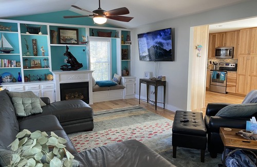 Long Beach Casa | Heron's Hideaway - Davis Canal fishing dock & kayak launch - dog friendly