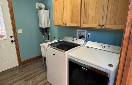 Sylva Casa | Heron's Loft! Beautiful 2-bedroom house in Sylva, above the Tuck and near WCU!