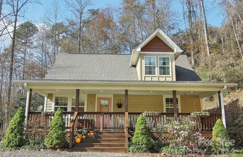 Sylva Casa | Heron's Loft! Beautiful 2-bedroom house in Sylva, above the Tuck and near WCU!