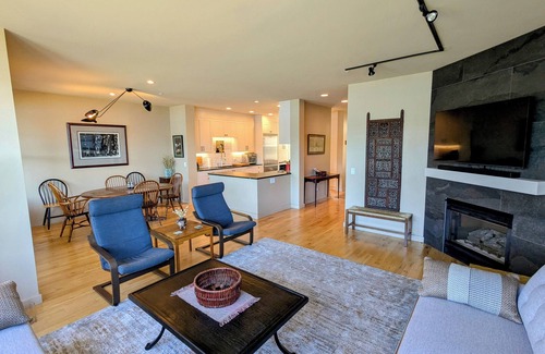Port Ludlow Casa | Heron's Nest is a waterfront spectacular 3-bedroom townhome in Port Ludlow