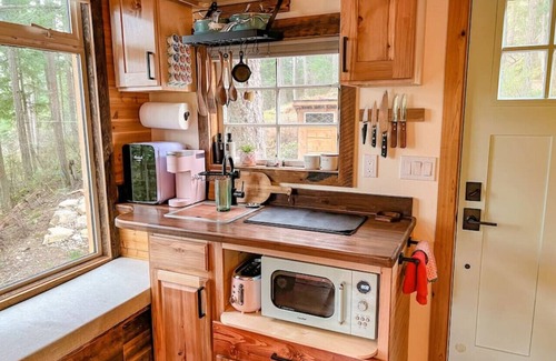 Lummi Island Cabina | Heron's Nest Treehouse · Cozy and Beautiful Island Treehouse with cedar hot tub