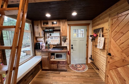 Lummi Island Cabina | Heron's Nest Treehouse · Cozy and Beautiful Island Treehouse with cedar hot tub