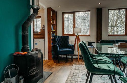 Callington Casa | Heron's Perch- A pond-side retreat with cinema room