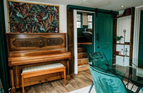 Callington Casa | Heron's Perch- A pond-side retreat with cinema room