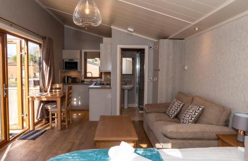 Caerwys Complejo | Herons Lake Retreat Hot Tub Lodges
