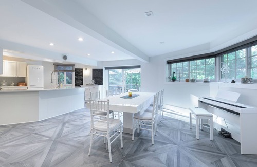 Hampton Bays Casa | Casa de campo con un toque europeo moderno