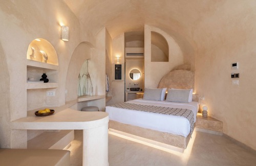 Perissa Hotel | Heyday Luxury Suites