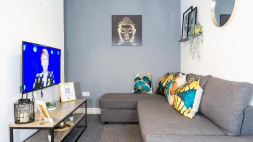 Everton Casa | Heyes House - Air Host & Stay - Free parking - Contractor Friendly