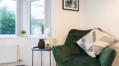 Everton Casa | Heyes House - Air Host & Stay - Free parking - Contractor Friendly