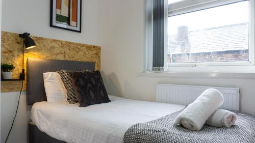 Everton Casa | Heyes House - Air Host & Stay - Free parking - Contractor Friendly