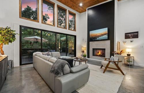 Broken Bow Casa | HGTV Cabin- 2 Private Acres -Patio Oasis Dogs OK