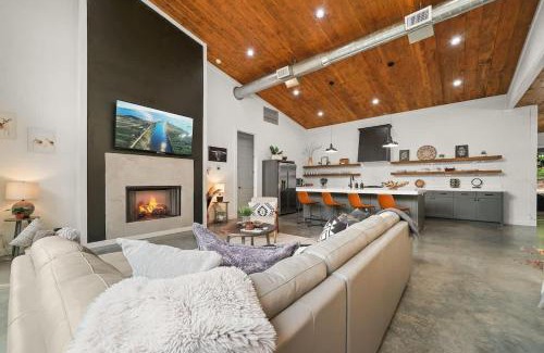 Broken Bow Casa | HGTV Cabin- 2 Private Acres -Patio Oasis Dogs OK