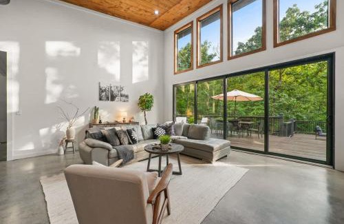 Broken Bow Casa | HGTV Cabin- 2 Private Acres -Patio Oasis Dogs OK