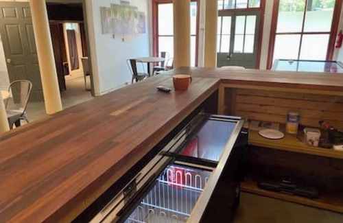 Eureka Springs Historic District Casa | HGTV feature Main St d’town! 3 cozy units, sleeps 16 w Private Bar + gameroom!