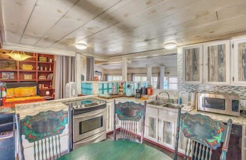 Eureka Springs Historic District Casa | HGTV feature Main St d’town! 3 cozy units, sleeps 16 w Private Bar + gameroom!