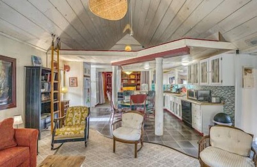 Eureka Springs Historic District Casa | HGTV feature Main St d’town! 3 cozy units, sleeps 16 w Private Bar + gameroom!