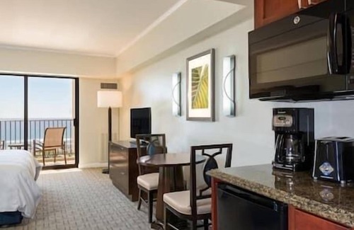 Waikiki Complejo | HGVC Hawaii Village, Beachfront Resort, Hot Tub, Pool
