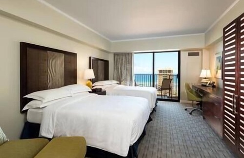 Waikiki Complejo | HGVC Hawaii Village, Beachfront Resort, Hot Tub, Pool