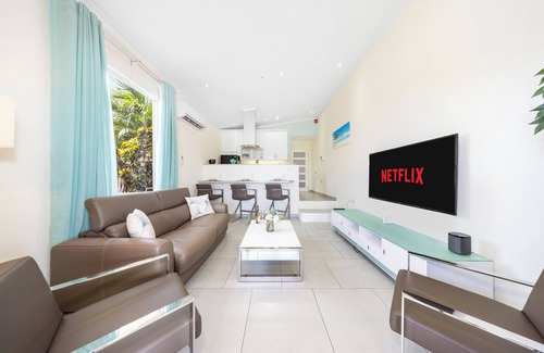 Boegoeroei Apartamento | HH1-SLEEPS 4, PRIVATE UNIT, WIFI, INFINITY POOL, BBQ, HOT TUB, AMAZING VIEWS