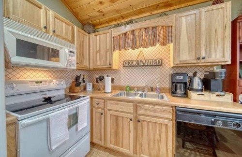 Hiawassee Cabina | Hiawassee Cabin/Hot Tub/Creekside/Pet Friendly