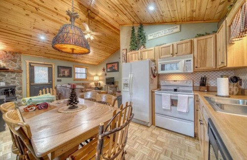 Hiawassee Cabina | Hiawassee Cabin/Hot Tub/Creekside/Pet Friendly