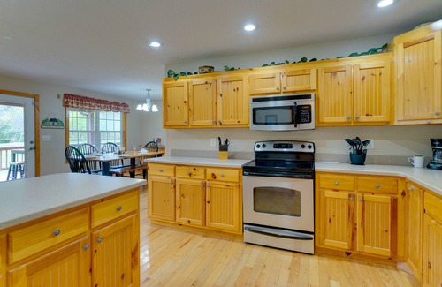 Hiawassee Cabina | Hiawassee Riverfront Cabin: 7 Mi to Lake Chatuge!