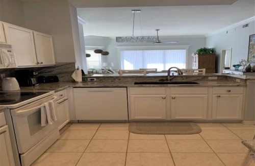 Tropical Cove Condominio | Hibiscus Flower at Lexington CC Golf Village