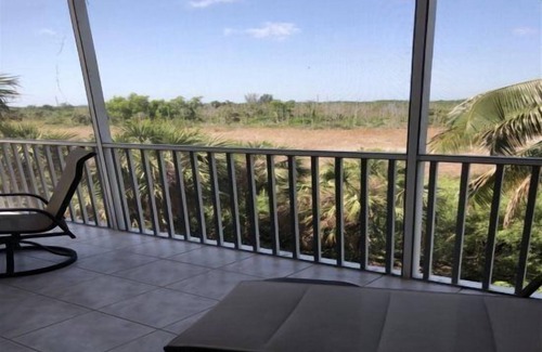Tropical Cove Condominio | Hibiscus Flower at Lexington CC Golf Village