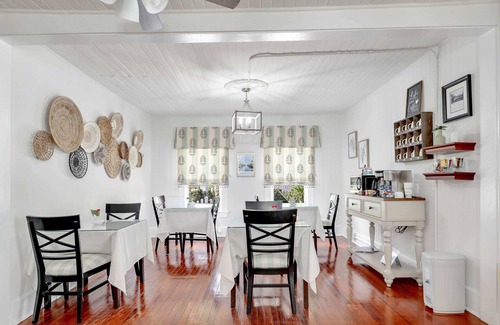 Fort Myers River District Casa | Hibiscus House Bed & Breakfast Inn Turtle Room Bed-ADA