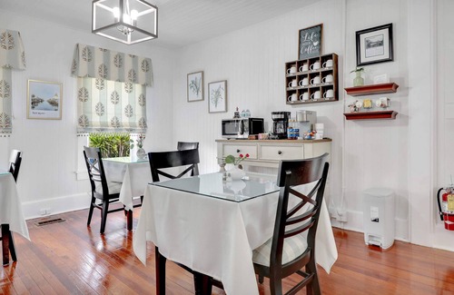 Fort Myers River District Casa | Hibiscus House Bed & Breakfast Inn Turtle Room Bed-ADA