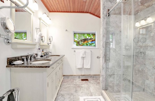 Fort Myers River District Casa | Hibiscus House Bed & Breakfast Inn Turtle Room Bed-ADA