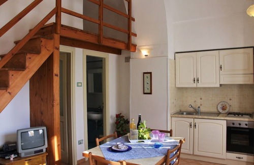 Minori Casa | HIBISCUS HOUSE ON THE LEMON TRAIL