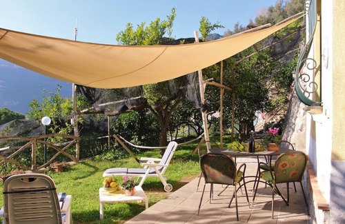 Minori Casa | HIBISCUS HOUSE ON THE LEMON TRAIL