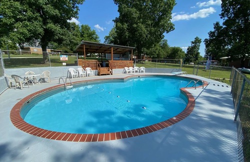 Pittsburg Cabina | Hickory Grove Hideaway Cabin 10