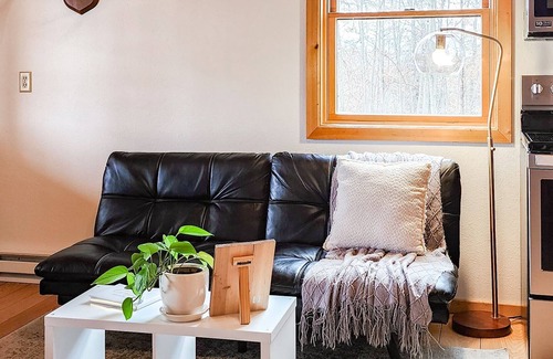 Davis County Cabina | Hickory Lake Getaway- Cozy Cabin Overlooking a Private Lake