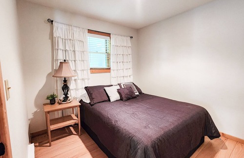 Davis County Cabina | Hickory Lake Getaway- Cozy Cabin Overlooking a Private Lake