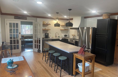 Sloans Valley Cabaña | Hidden 2-bedroom Lake Cumberland cottage with lake view & access in Burnside KY