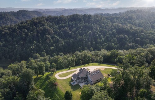 Martha Casa | Hidden Acres Escape: A Bluegrass Retreat