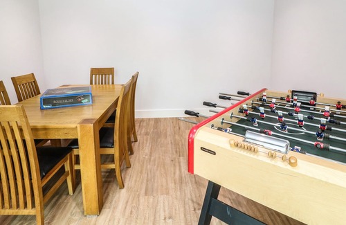 Frilford Casa | HIDDEN BROOK HOUSE, pet friendly, with hot tub in Frilford